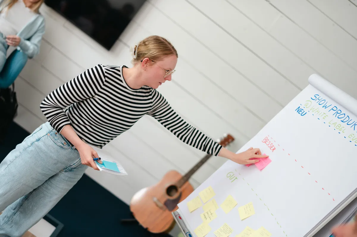 Künstlerische Galerie mit modernen Kunstwerken in einem kreativen Workshop.